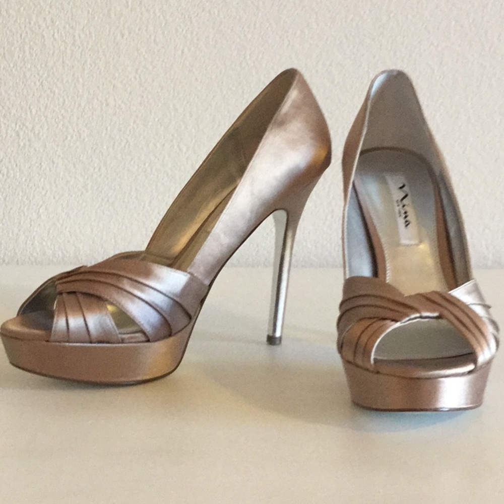 Nina Nude Light Tan Satin Heels Sz 9
